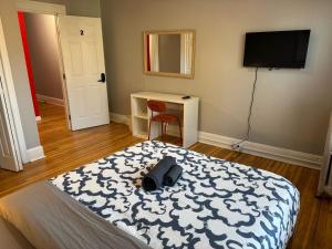 米德尔敦Private room in a shared apt Middletown near Wesley uni的一间卧室，配有一张床、一张书桌和一台电视 更多21张照片