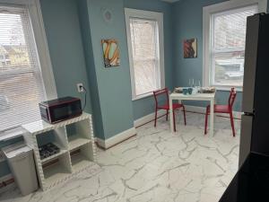 米德尔敦Private room in a shared apt Middletown near Wesley uni的客厅配有桌子和微波炉