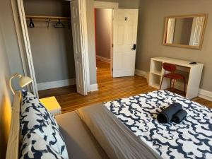 Private room in a shared apt Middletown near Wesley uni客房内的一张或多张床位