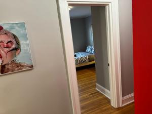 Private room in a shared apt Middletown near Wesley uni客房内的一张或多张床位