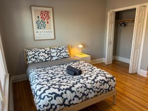 米德尔敦Private room in a shared apt Middletown near Wesley uni的一间卧室,床上放着手提箱