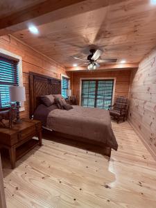 une chambre avec un lit et un ventilateur de plafond dans l'établissement Turkey Creek Cabin Rentals #1 at Tims Ford lake Tullahoma, à Tullahoma 30 autres photos