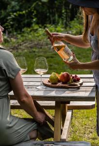 Nápoje v ubytování Perch Cottages #5 - Mountain Views, Sauna, Private Creek Access + 20 fotografií