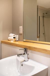 Ένα μπάνιο στο Stunning Waterfront Apartment with Titanic Views Sleeps 6 & Parking
