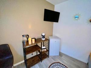 a room with a small table with a television on the wall at Le Big Road spots in Roubaix