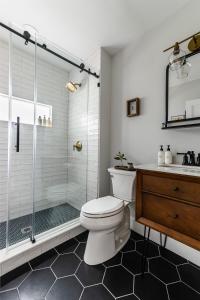 une salle de bains avec douche, toilettes et lavabo dans l'établissement Perch Cottages #7 - Mountain Views, Sauna, Private Creek Access, à Boiceville