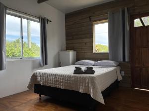 NeptuniaJacaranda的卧室里有一张床，床上放着两条毛巾。