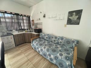 a living room with a couch and a kitchen at Ezeiza 1 Nuestro lugar a 15 minutos del aeropuerto TRANFER OPCIONAL DESDE Y AL AEROPUERTO DE EZEIZA o Aeroparque LAS 24 horas pet friendly in Ezeiza