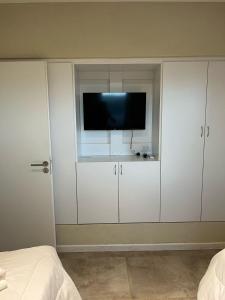 Un televizor și/sau centru de divertisment la Triplex Sierra de la Ventana