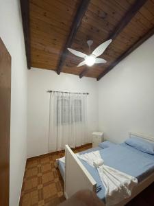 a bedroom with a ceiling fan and a bed at Santa Teresita in Concepción del Uruguay