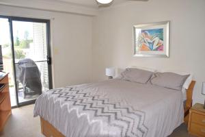 Un dormitorio blanco con una cama y una ventana. en Jubilee Apartment 11 - Bring your own linen, en South West Rocks 11 fotos más