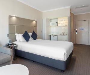 Postel nebo postele na pokoji v ubytování Clarion Suites Gateway