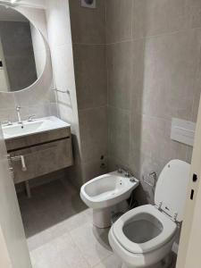 a bathroom with a toilet and a sink and a mirror at Departamento Mendoza Centro remodelado a nuevo in Mendoza