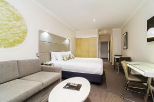 Postel nebo postele na pokoji v ubytování Clarion Suites Gateway