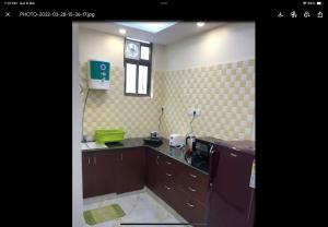 una cocina con fregadero y encimera en Family Friendly Studio Apartment -3, en Bangalore