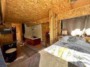 Postel nebo postele na pokoji v ubytování Palm Bus + 22 fotografií