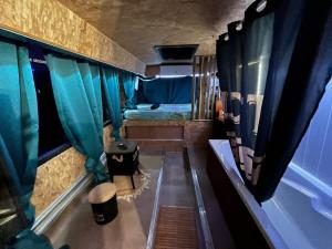 Bilik mandi di Palm Bus