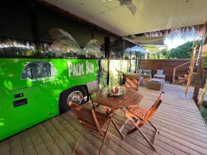 Ruang duduk di Palm Bus