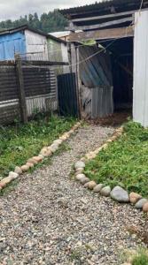 Ecosenderos في بويرتو سيزنز: مسار حصى بجانب مبنى به سياج