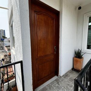 eine Holztür an der Seite eines Hauses in der Unterkunft Deusades Apartamentos in Cartagena de Indias + 42 Fotos