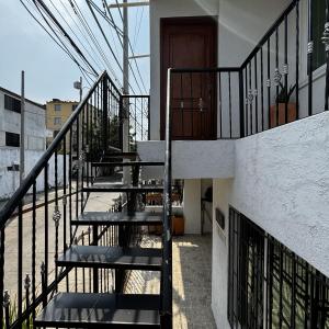 eine Treppe, die zu einer Tür zu einem Haus führt in der Unterkunft Deusades Apartamentos in Cartagena de Indias