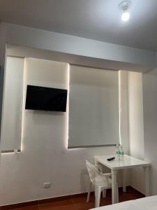 TV a/nebo společenská místnost v ubytování Puerta Azul Hospedaje