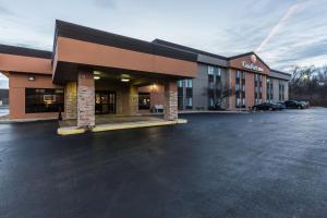a parking lot in front of a hotel at Comfort Inn Alton near I-255 in Alton