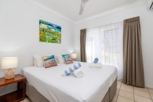 ein Schlafzimmer mit großem Bett und Fenster in der Unterkunft Seascape Holidays at Plaza Resort in Port Douglas