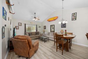 Posezení v ubytování Spacious 2BR Retreat with Pool Access - Barefoot