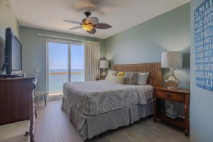 A bed or beds in a room at Calypso Resort By Sand Seeker Vacations Még 93 kép