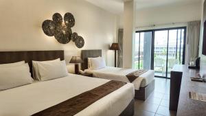 Postel nebo postele na pokoji v ubytování YouDee Hotel Patong - formerly Meir Jarr Hotel Patong