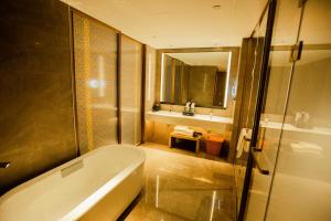 Ένα μπάνιο στο Golden Tulip Jinzhou Central Street