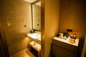 Ένα μπάνιο στο Golden Tulip Jinzhou Central Street