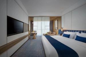 Ένα ή περισσότερα κρεβάτια σε δωμάτιο στο Golden Tulip Jinzhou Central Street