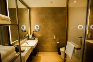 Ένα μπάνιο στο Golden Tulip Jinzhou Central Street