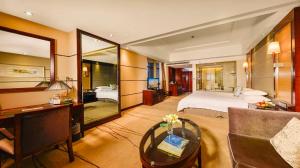 Postel nebo postele na pokoji v ubytování Gaosu New Century Hotel International Anhui
