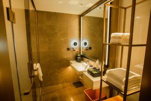 Ένα μπάνιο στο Golden Tulip Jinzhou Central Street