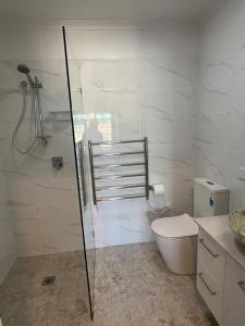 un bagno con wc e doccia in vetro di Two bedrooms Escape to Countryside Retreat a Wamboin