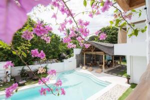 道因E-Fun Dive Resort的享有游泳池的粉红色花卉美景