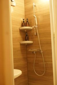 un bagno con doccia e 2 mensole a parete di yohaku a Matsue