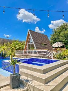 una villa con piscina e una casa di Di Bella Cabin Private Resort a Pampang