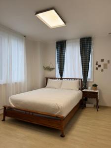 a bedroom with a bed in a room with windows at Brownie stay daegu banwoldang 3 rooms in Daegu