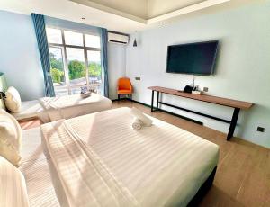 Postel nebo postele na pokoji v ubytování Wing Tat Grand Hotel