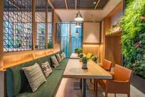 Uma área de estar em Qiuguo Hotel - Beijing Chaoyang Branch