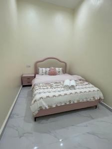 Rúm í herbergi á 幸福轩&幸福一家民宿 Happiness Family Homestay