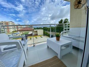 balcone con sedie bianche e tavolo. di P, C, Tropical Dream,1 Hab,1 Baño, Balcon, Piscina, WiFi Alta Velocidad Gratis a Punta Cana