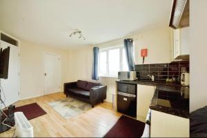 Kuchyň nebo kuchyňský kout v ubytování Entire 2 Bed Flat in London, 5 mins from Tube