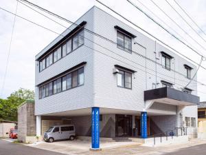 TokonameFRUOR Tokoname的一栋建筑前停着一辆货车