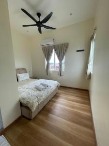 Rúm í herbergi á 幸福轩&幸福一家民宿 Happiness Family Homestay