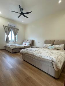 Rúm í herbergi á 幸福轩&幸福一家民宿 Happiness Family Homestay +37 myndir